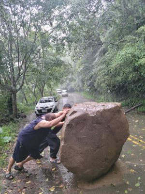 ▲民眾冒險自行推開巨石，後續已通報警方和鄉公所派員前往搶通，幸無人員傷亡。（圖／苗栗縣議員楊文昌）