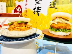 摩斯「特A級七星米漢堡」上市 抽北海道雙人來回機票 ▲左起:「鮭魚天婦羅珍珠堡」售價125元、「明太子可樂餅珍珠堡」售價105元。(圖/記者蕭涵云攝)