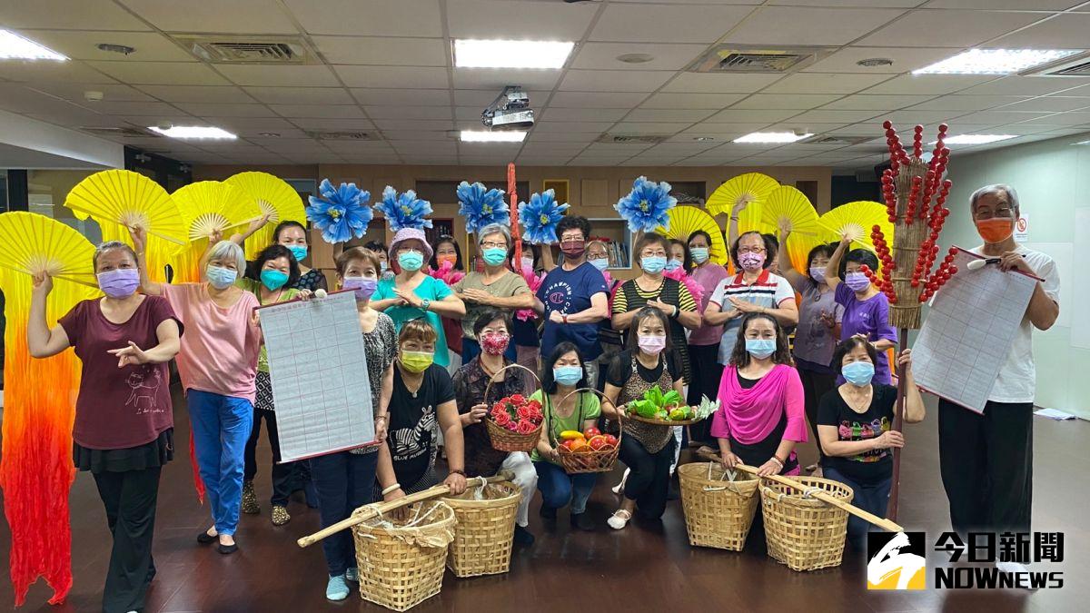 ▲社會局推「銀向學習計畫」，承辦的忠孝路長老教會開辦「歌仔戲．說人生」，教導30多名銀髮長輩學唱歌仔戲，生活更起勁。（圖／記者金武鳳攝，2022.9.13)