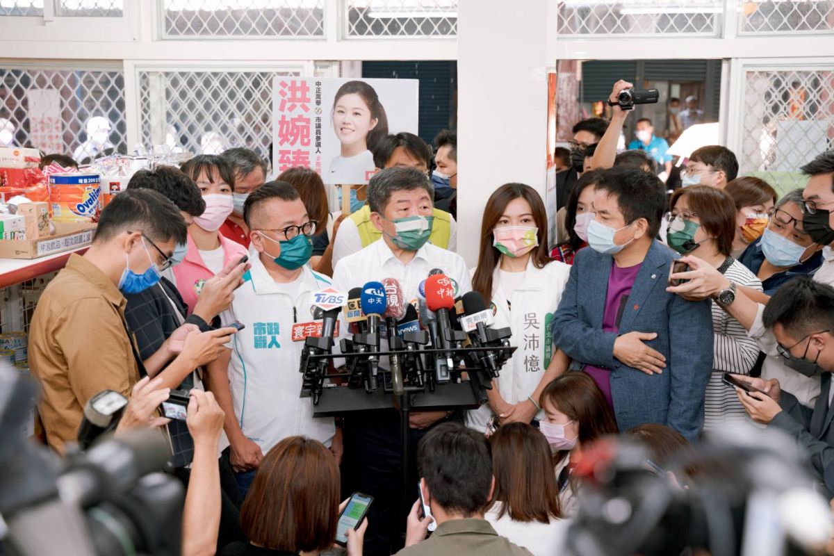 ▲陳時中今日赴南機場食物銀行參訪，已針對團隊盜圖道歉。（圖／陳時中辦公室提供）