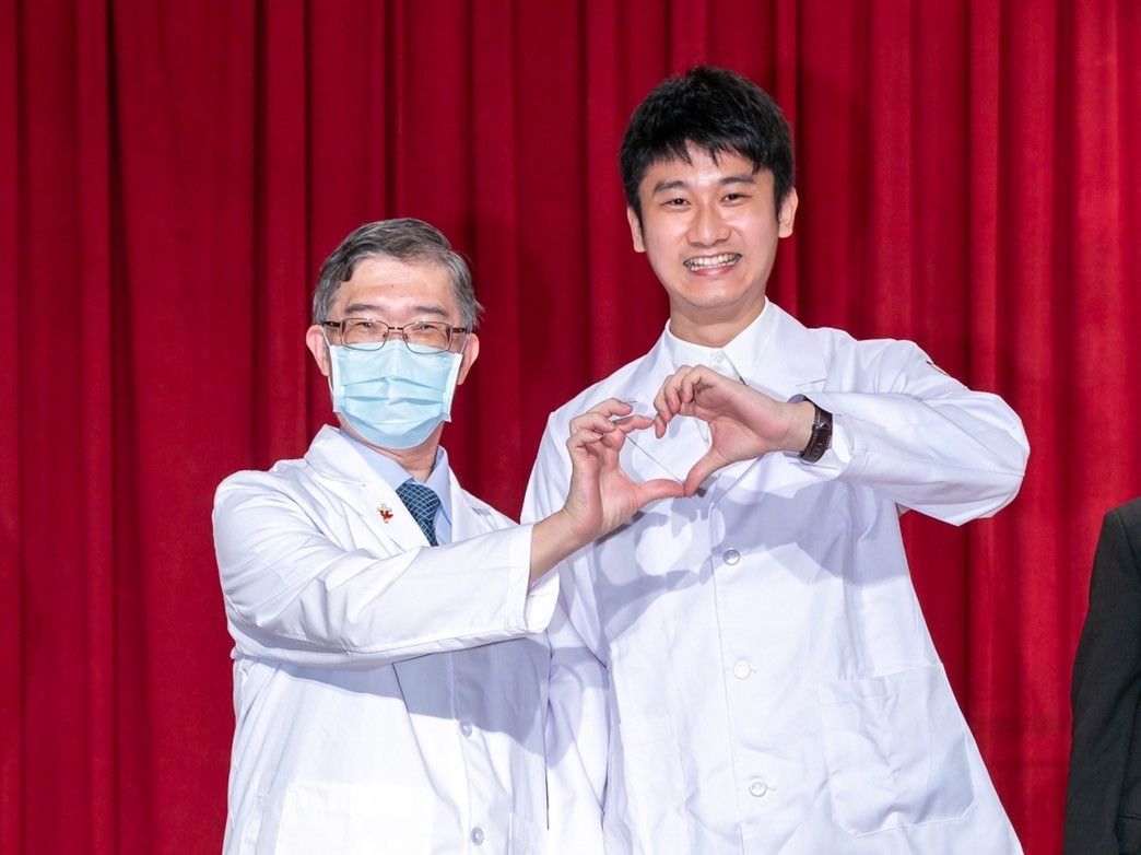 ▲林佑叡（右）表示救人是醫學生的使命，自己只是做應該做的事情。左為輔大醫學系系主任王文奇。（圖／輔大醫院提供）