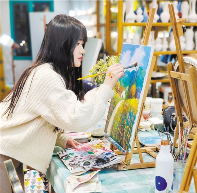 ▲26歲的安徽「美女壁畫師」張麗佳。（圖／翻攝自微博）