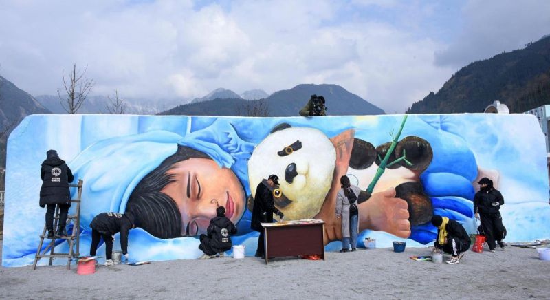 ▲2021年在四川與大師聯手繪製的室外壁畫。（圖／翻攝自紅星新聞）