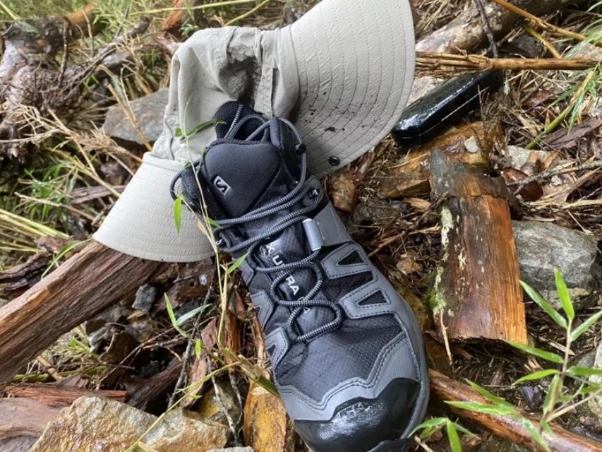 ▲台北地方法院家事庭法官陳伯均登山失聯，搜救人員陸續發現陳的帽子、眼鏡盒、鞋子和背包套，最終在今日上午尋獲遺體。（圖／翻攝畫面）