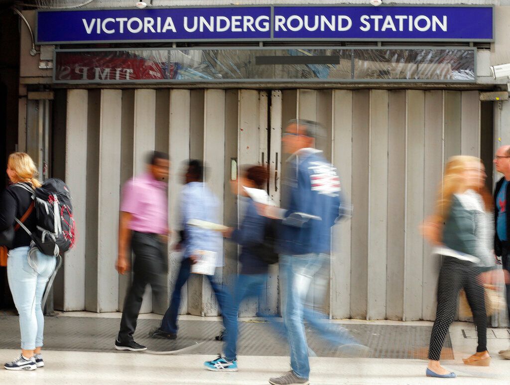 ▲新冠疫情後全球物價飆漲，勞工薪資跟不上通膨速度引發的低薪困境不斷上演，各國勞動人口要不鋌而走險陷入高薪詐騙陷阱，就是選擇「安靜辭職」不再賣力加班。（圖／美聯社／達志影像）