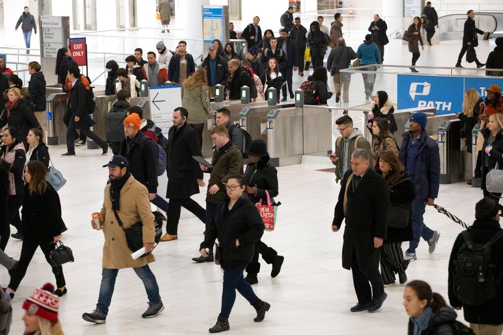 ▲衛福部長薛瑞元今天在立法院受訪表示，他建議民眾在流感季最好還是戴口罩。示意圖。（圖／美聯社／達志影像）