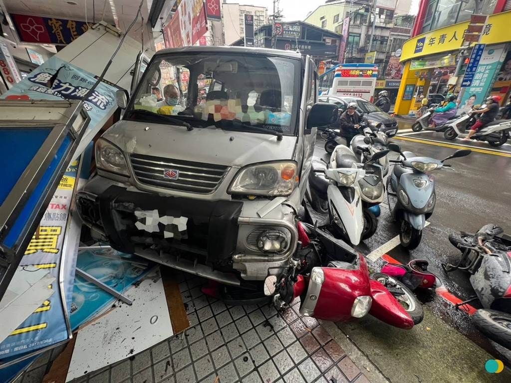 ▲三峽兩車對撞後，其中一台廂型車往人行道撞去，8台機車就像保齡球般被撞倒毀損。（圖／翻攝畫面）