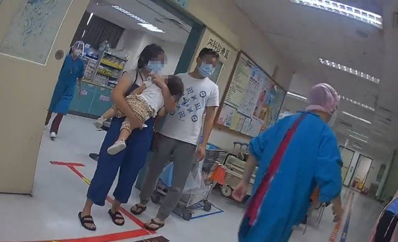 1歲女童突抽搐父母焦急求救　警協助開道送醫救回一命

