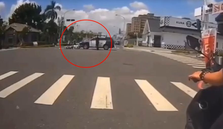 ▲屏東一名女騎士闖紅燈又違規左轉，導致直行的警車因閃避不及撞上（圖／翻攝記者爆料網）