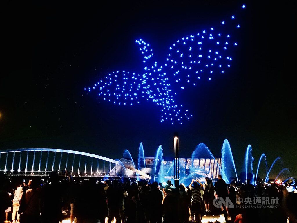 ▲故宮博物院南部院區13日發表聲明指出，2020無人機展演一場次經費約新台幣200萬元，展演融入故宮文物元素，結合水舞演出，成功推播故宮南院品牌形象。圖為往年無人機展演情形。中央社記者蔡智明攝 111年9月13日