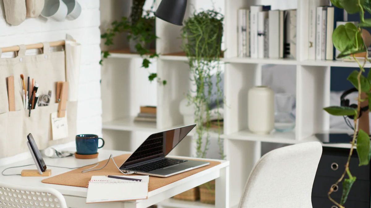 ▲IKEA分享辦公室風水必學3招，原來桌面收納「左高右低」才是王道？掌握桌面擺設與佈置，並搭配辦公神物，助攻開運招桃花。（圖／翻攝自IKEA官網）