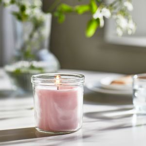 ▲粉色茉莉花LUGNARE香氛杯狀蠟燭。（圖／IKEA提供）