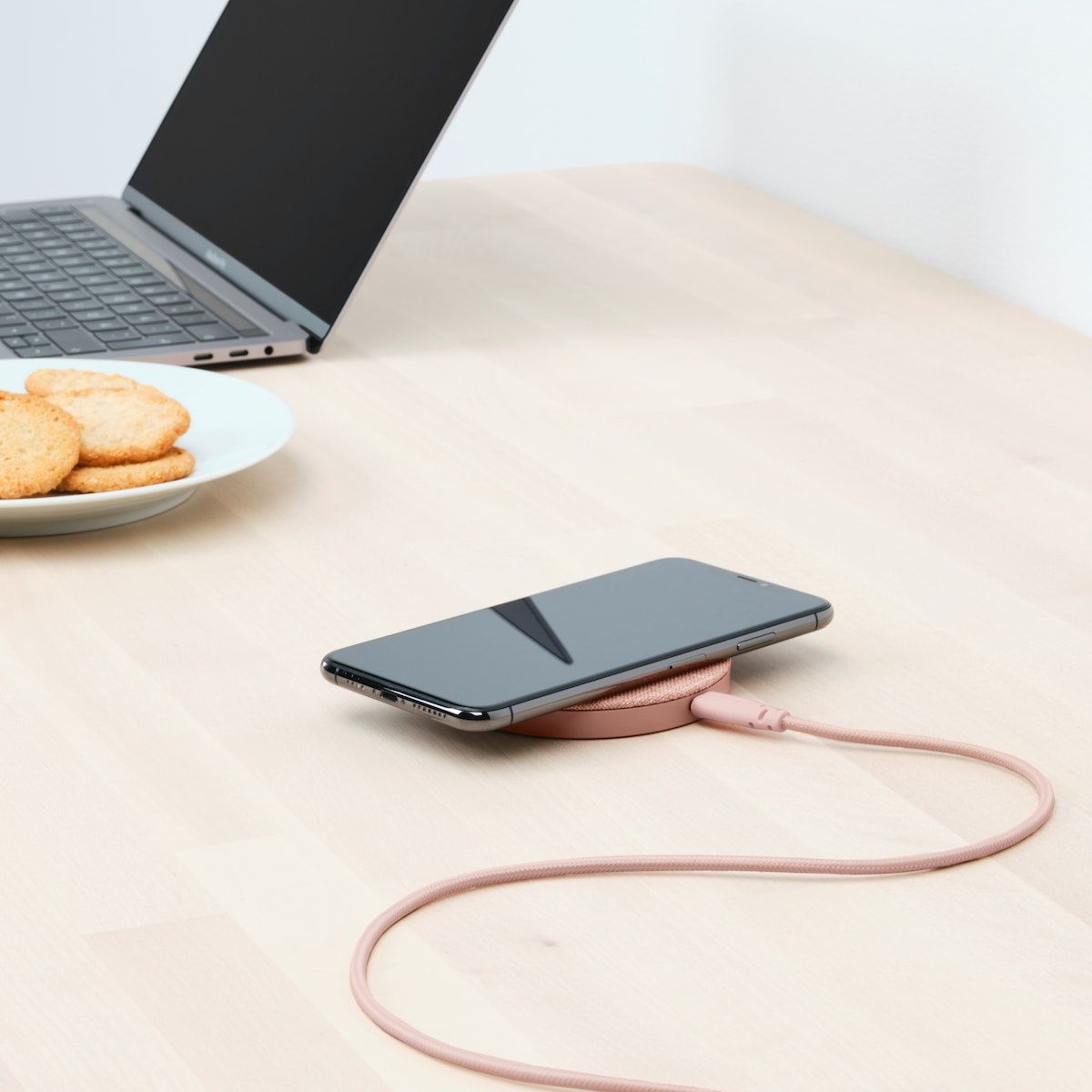 ▲無線充電盤在充電過程中會有點溫熱的感覺，屬於正常現象，不需過度擔心。（示意圖／IKEA提供）