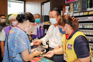 ▲嘉義縣長翁章梁擔任收銀員直呼「原來當收銀員這麼多眉角」，現場笑聲不斷（圖／嘉義縣政府提供）