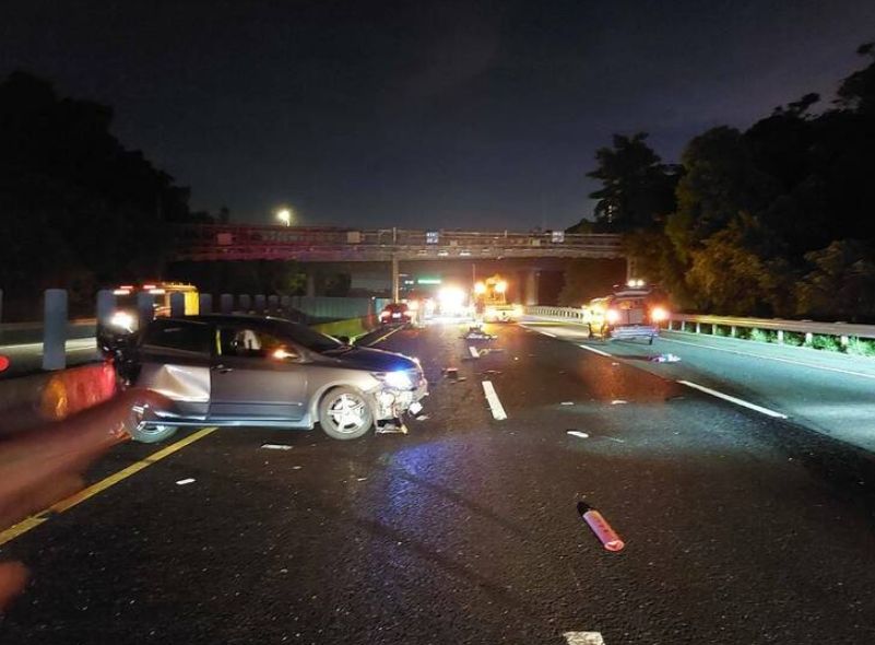 ▲王男開車行經事故現場車子故障，停在內側車道下車查看，遭後方陳姓男子駕駛的車輛撞上，並引起後方另3部車追撞。（圖／翻攝畫面）