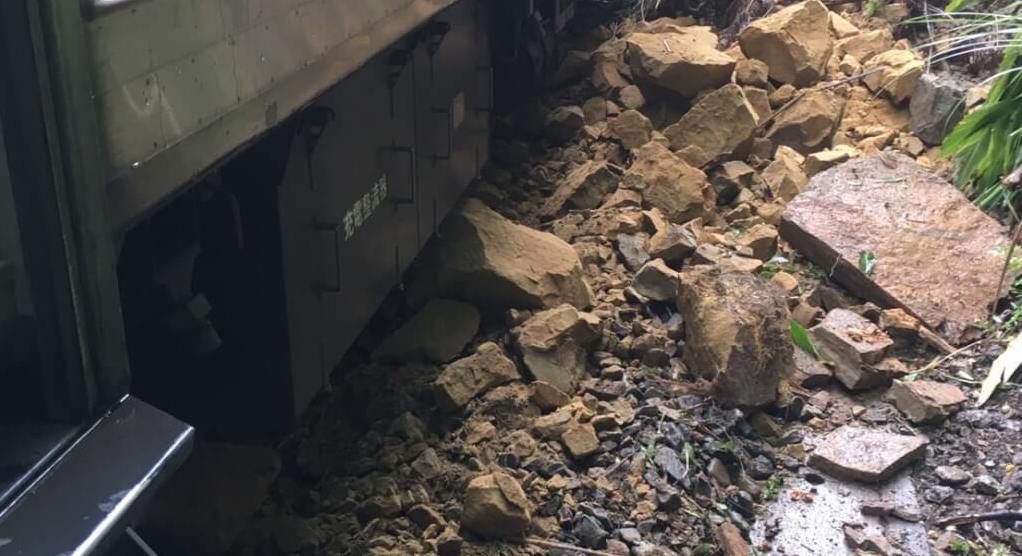 ▲台鐵平溪線十分至菁桐間13日兩度落石。（圖／台鐵提供）