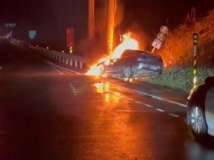 萬里轎車撞「電杆」起火！釀乘客慘成焦屍、駕駛頭部受傷