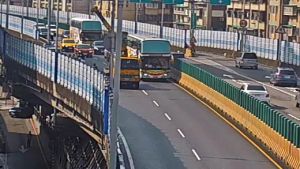 新生高架傳嚴重車禍！重機遭3車碰撞　釀騎士卡車底命危