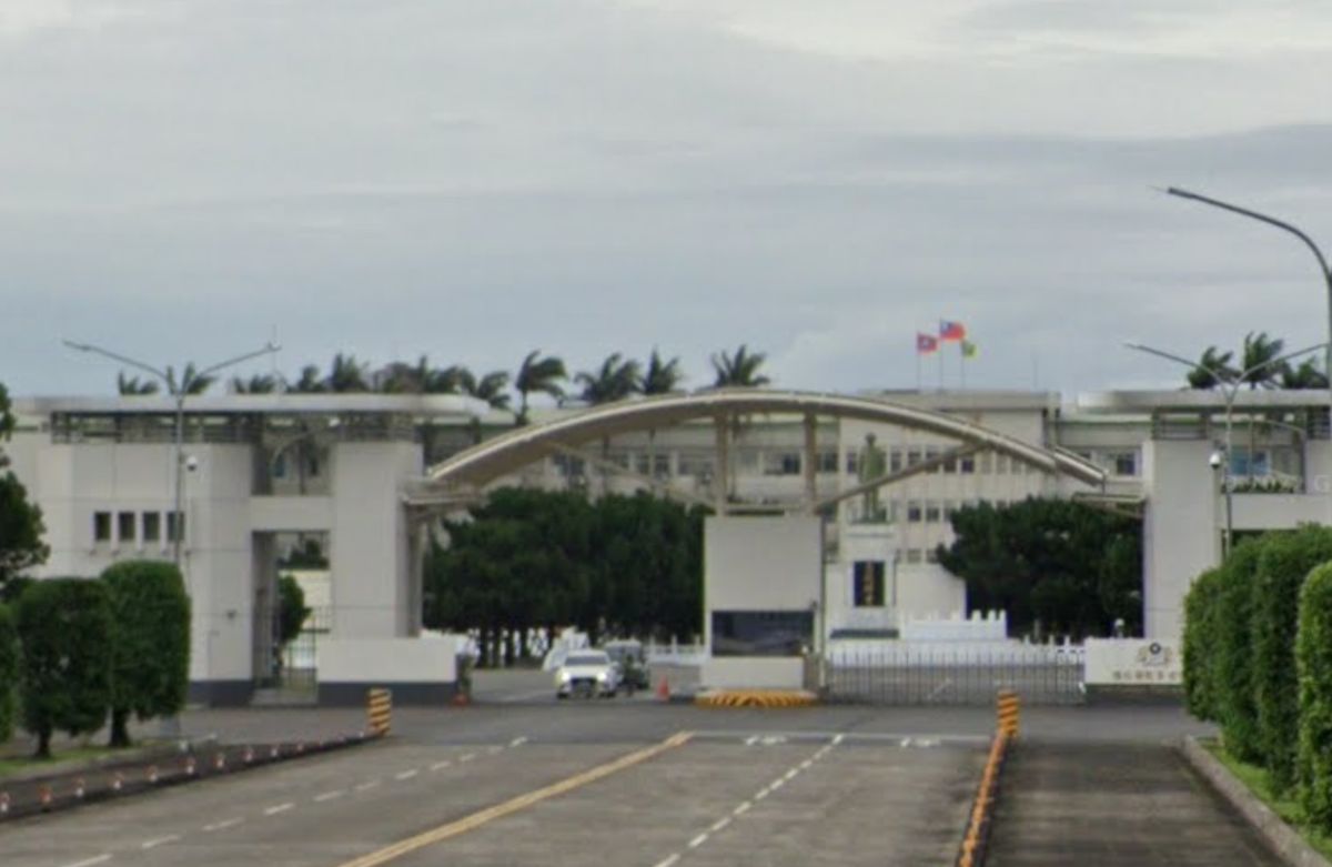 ▲有民眾爆料高層軍官前往「情色小吃部」，陸軍司令部證實了，指出八軍團副指揮官黃姓少將昨日傍晚有前往台南市安定區的某小炒店，將展開調查。（示意圖／翻攝自Google Map）