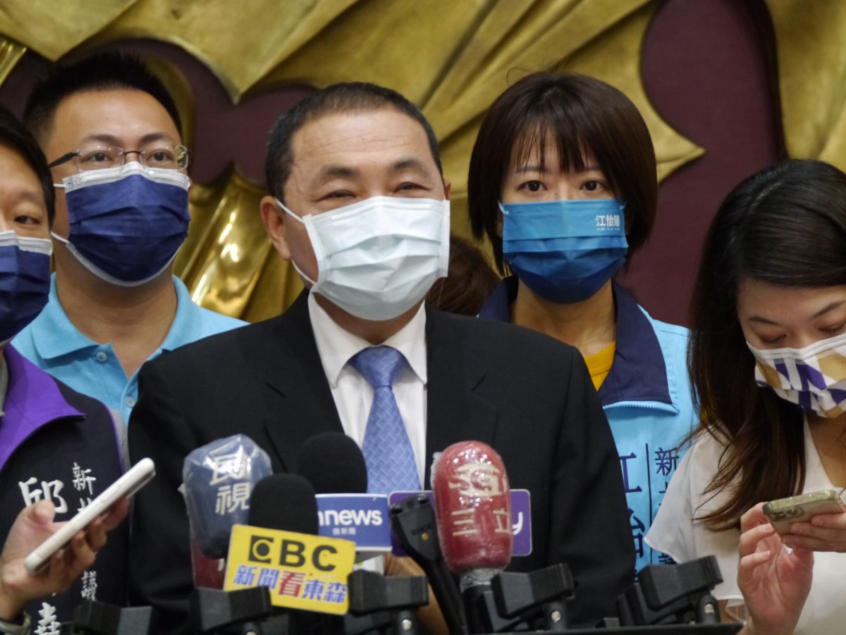 ▲針對鄭南榕案件相關當事人及綠營猛攻，侯友宜在市政總質詢前受訪仍重申「尊重不同的言論跟觀點」。（圖 ／記者吳嘉億攝，2022.9.14）