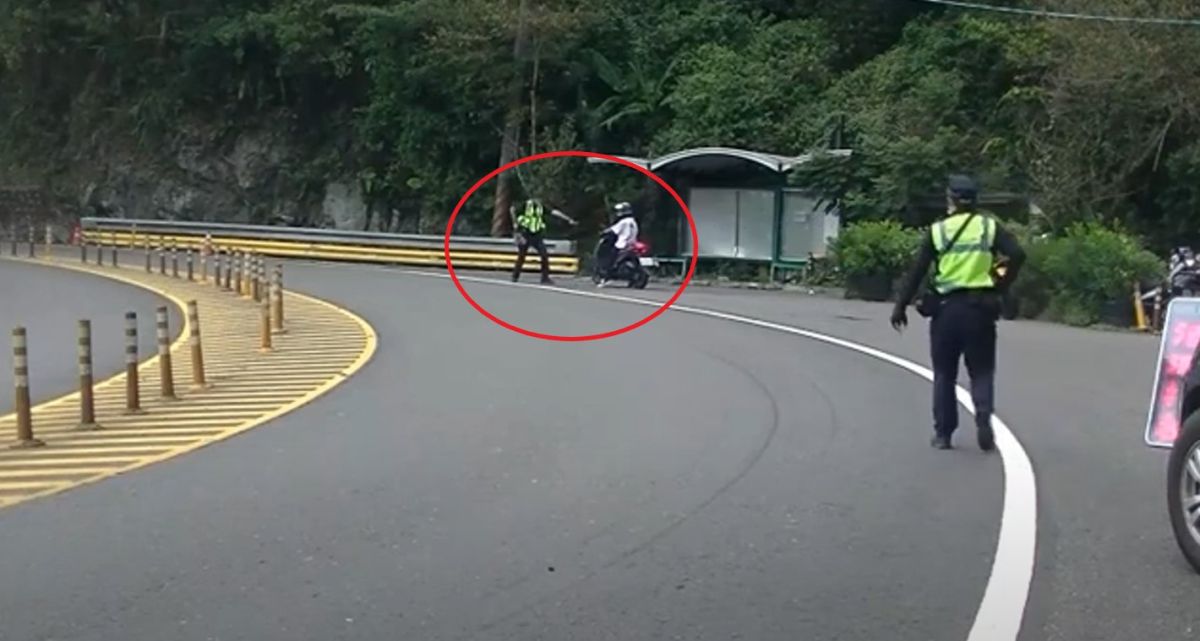 ▲警方獲報後遂前往現場處理，不料呂男竟因不滿被攔查多次，脫口嗆警員「是要攔幾次」，過程中還疑似有逃逸意圖，遭警方持槍警告。（圖／翻攝畫面）