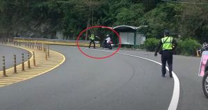 改管遭檢舉！騎士不滿3度被攔嗆聲　警方持槍戒備險衝突
