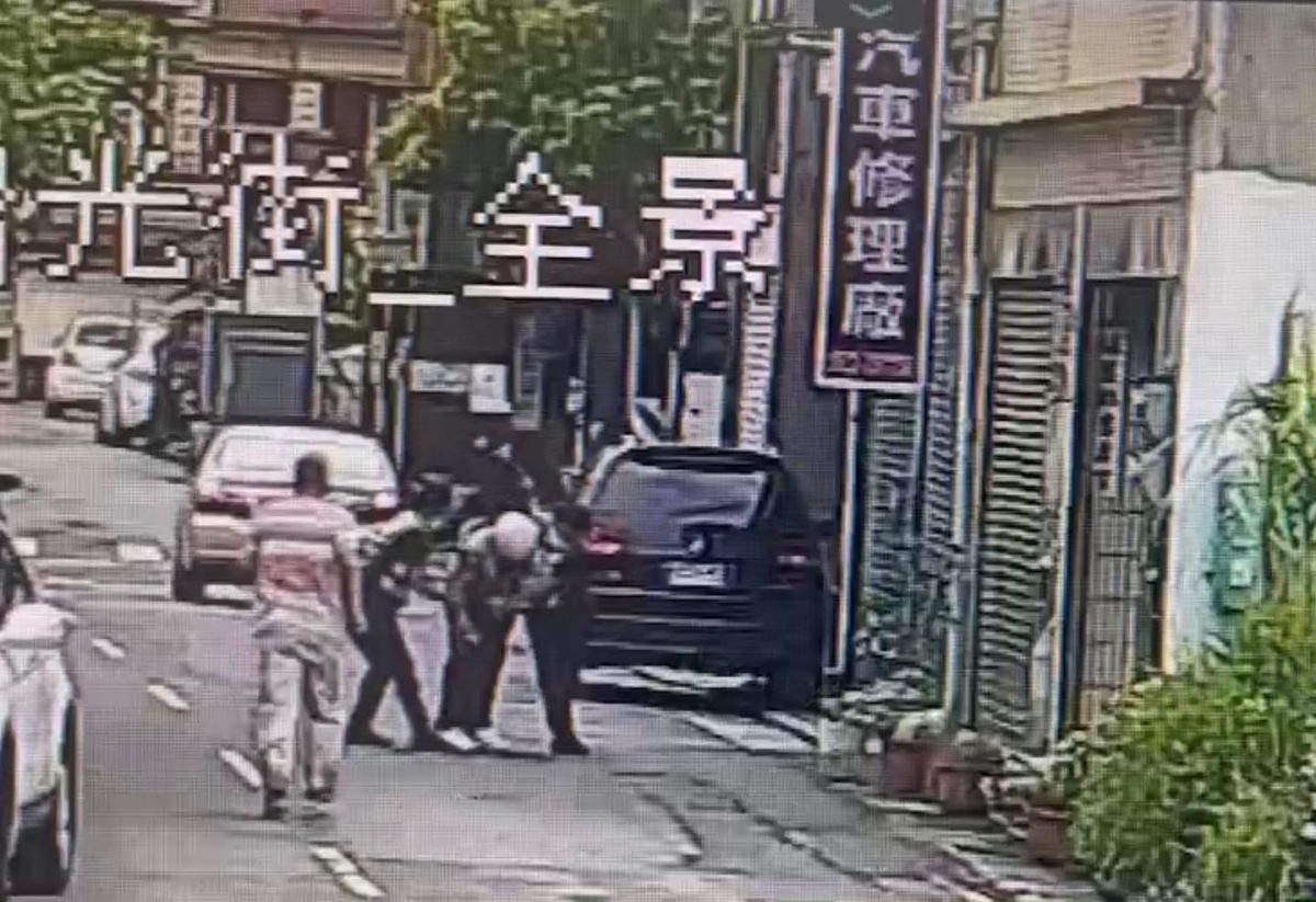 ▲新竹市瑞光街昨（13）日警匪在街頭上演追逐戰，有熱心民眾帶子女一同來幫忙，最終順利制伏通緝犯。（圖／翻攝自新竹市警察局第一分局西門派出所臉書）