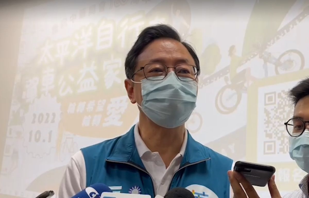 ▲張善政稱鄭運鵬有光環的時候蹭光環，反遭鄭運鵬發言人黃韋鈞細數多種蹭聲量行徑。（圖／張善政辦公室提供）