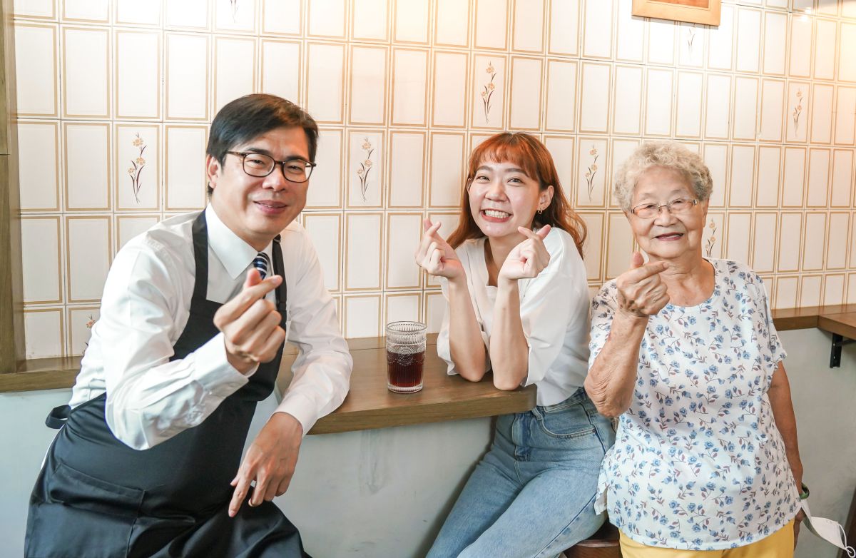 ▲陳其邁到鼓山區的「日腸小室古早味專門店」，大啖古早小吃，連店長阿嬤不斷比出愛心送給市長。（圖／翻攝自陳其邁臉書）