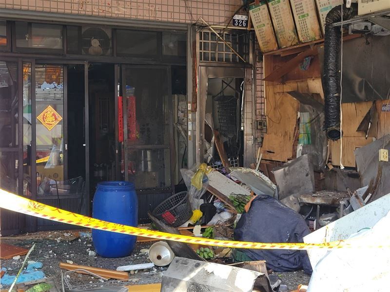 台中歇業早餐店爆炸！騎樓玻璃門遭震碎　警消封鎖調查中
