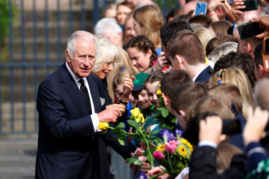 ▲查爾斯三世（中）13日首次以英國國王身分訪問北愛爾蘭。（圖／美聯社／達志影像）