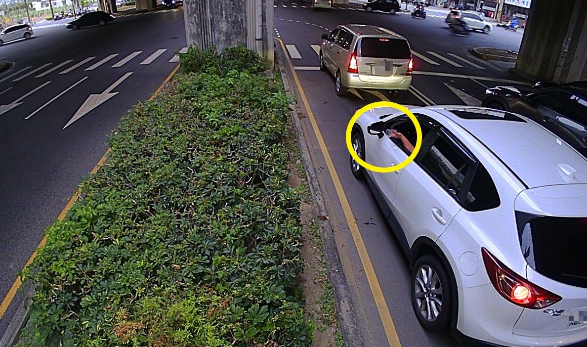 ▲中市環保局針對國道、台74號下匝道或沿線高架橋下方，易遭亂丟垃圾處，用移動式監視器取締不法(圖／環保局提供2022.9.14)