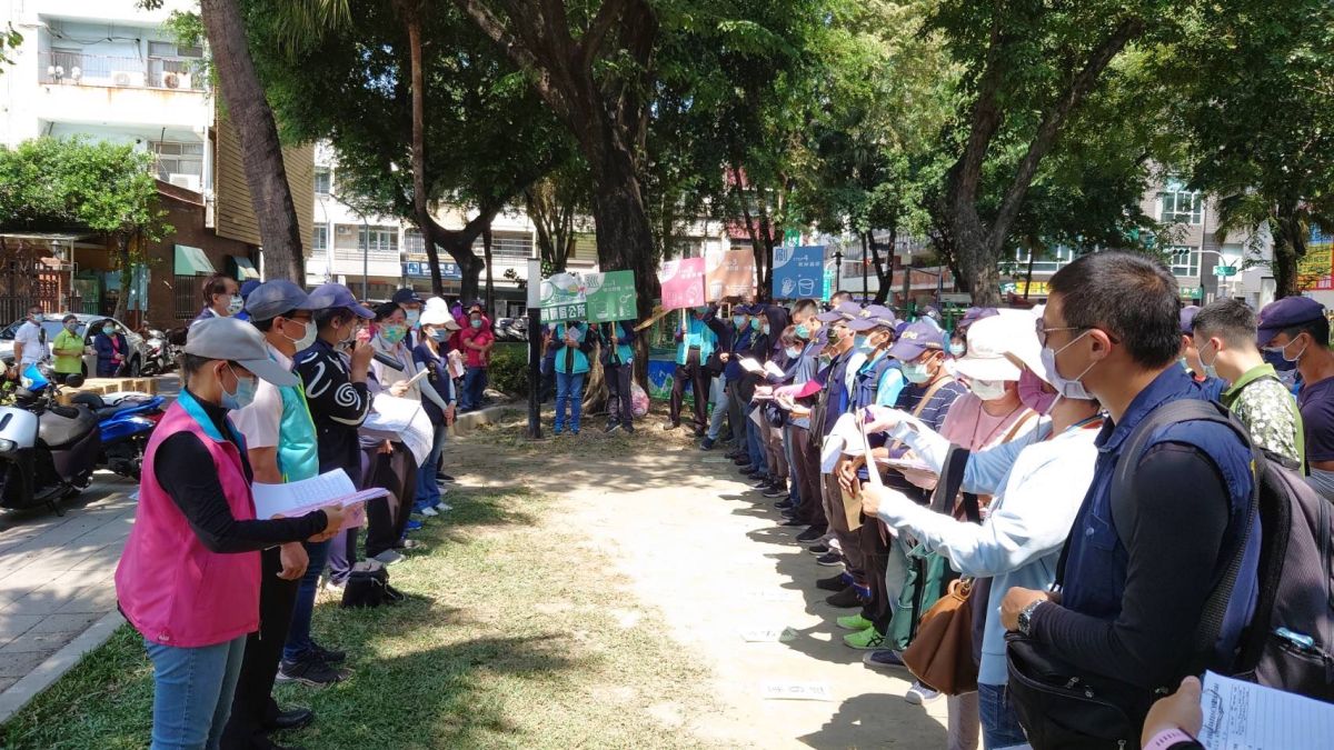 ▲為防治登革熱高市衛生局律定每週三防登革熱日落實社區動員全面針對各里列管高風險場域及家戶執行登革熱防治工作。（圖／高市府提供）