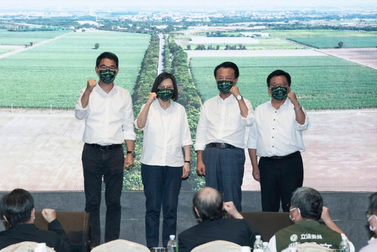 ▲台灣民意基金會最新民調，執政的民進黨支持度在兩個月內暴跌11.8%，恐衝擊年底選情。（圖／民進黨提供）