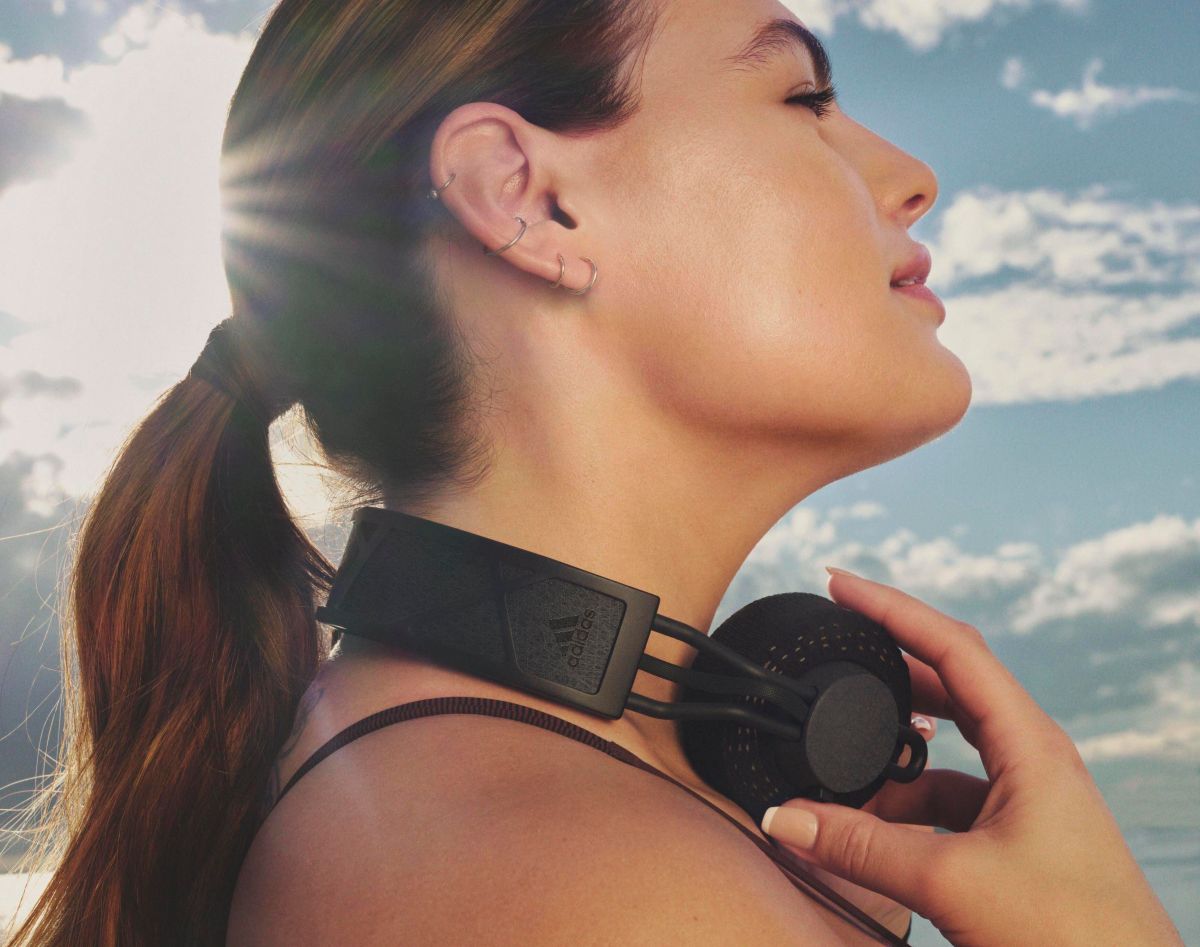 ▲adidas首款光能運動耳機在台上市，80小時續航力、室內燈下也能充電 。（圖／廠商提供）