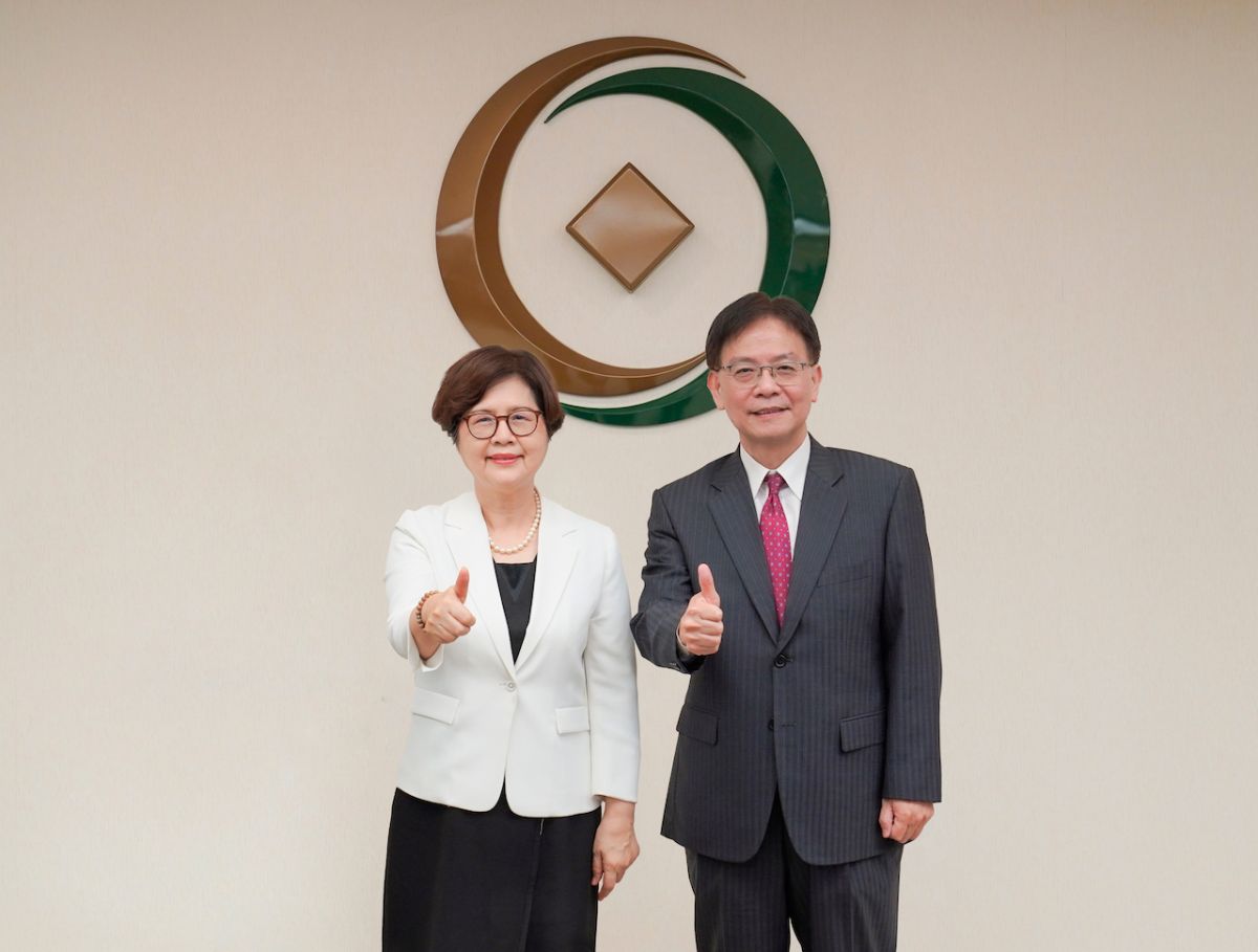 ▲從辦事員做起的第一銀行新任總經理李嘉祥（右）今（14）日獲金管會核准任職資格，並表示在第一銀行董事長邱月琴（左）的指導與帶領下，期許全體同仁齊心協力，再創高峰。（圖／第一銀行提供）