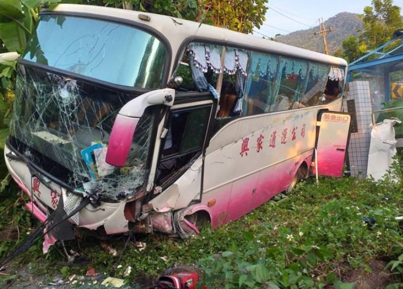 ▲台南市楠西區今（14）日傍晚17時許，發生大客車翻覆事故。（圖／翻攝畫面）