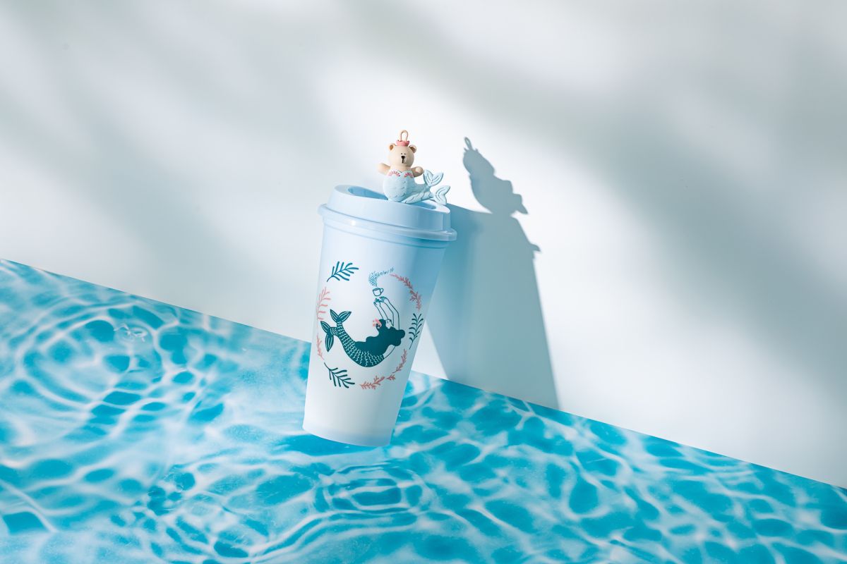 ▲星巴克「買1送1」喝不完！趁著秋天新品上市，限9/15(四)～9/16(五)，推出「特選濃縮咖啡飲料好友分享」活動。還有全新超萌人魚小熊寶寶與珊瑚人魚隨行杯，夢幻到不行。（圖／星巴克提供）