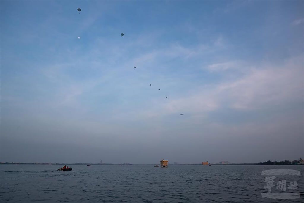 ▲為強化立體作戰訓練，特戰官兵14日清晨在屏東大鵬灣水域執行水域跳傘訓練。（圖／軍聞社提供）