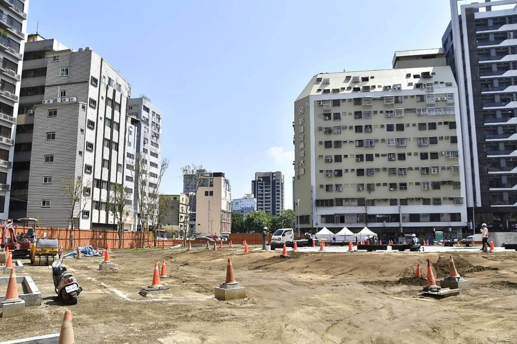 ▲高雄市鹽埕區城中城大火將屆滿1週年，市府規劃原址開闢為府北公園，施工進度持續超前，預計10月7日完工，另將再擇期正式開放公園供市民使用。（圖／高雄市工務局提供）