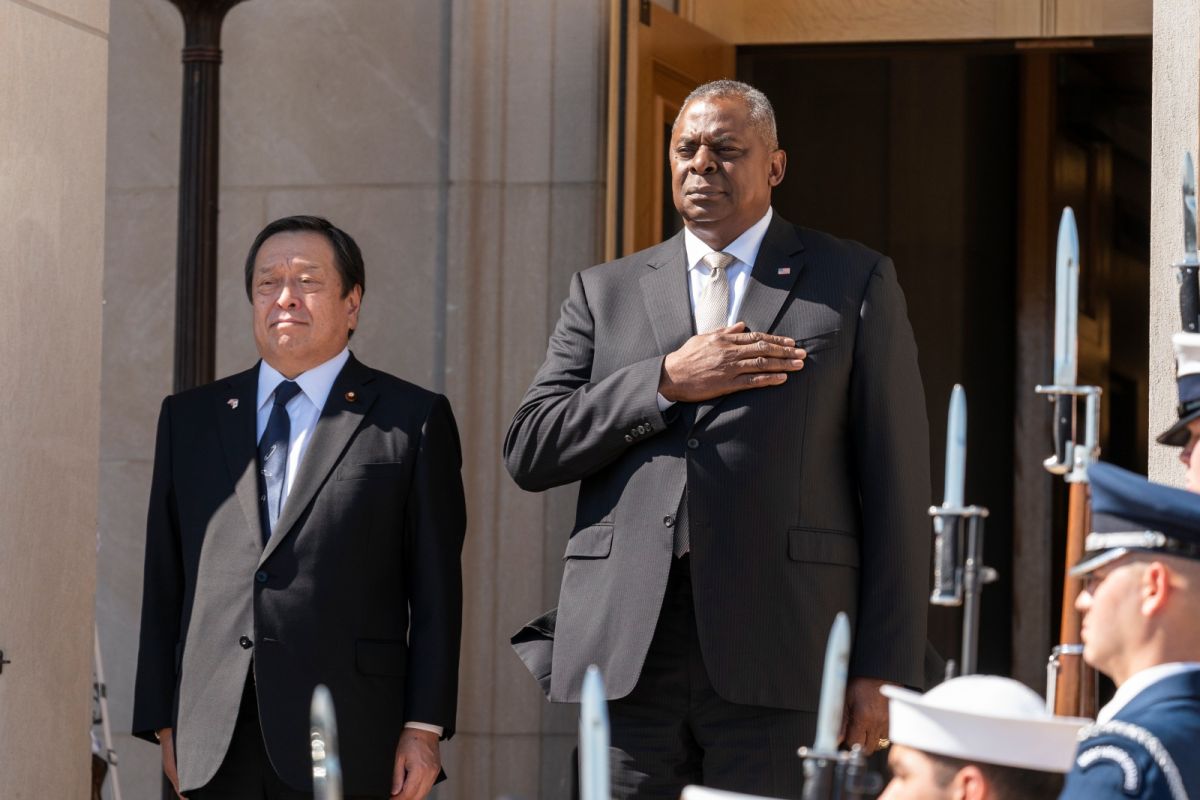  ▲日本防衛大臣濱田靖一今天凌晨（華府時間14日）在華府與美國國防部長奧斯汀會談，兩人再度確認台灣海峽和平穩定的重要性。（圖／美聯社／達志影像）