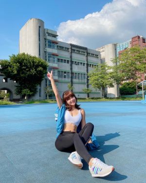▲壯壯練鉛球期間擺拍,小秀黑影深溝。(圖/翻攝自壯壯臉書) ▲壯壯練鉛球期間擺拍,小秀黑影深溝。(圖/翻攝自壯壯臉書)