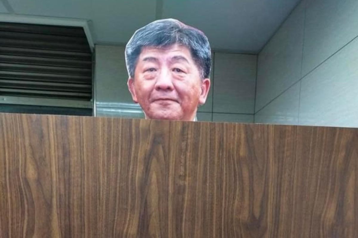 ▲政治大學的男廁隔間驚現「陳時中探頭」看板，學生上廁所時被嚇傻：「害我挫在褲子上」。（圖／截自徐巧芯 臉書）