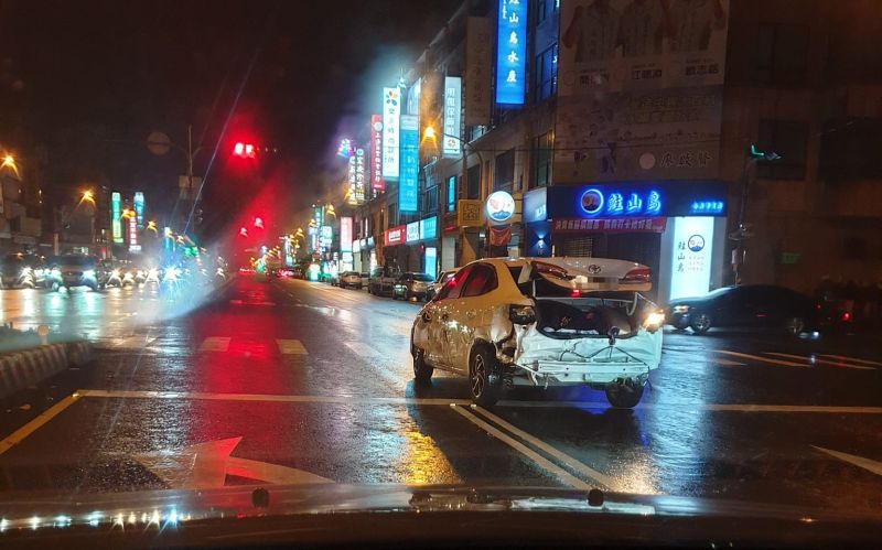 ▲有網友在宜蘭街頭看見一輛傷痕累累的轎車，傻眼直呼「驚呼從旁開過要小心」。（圖／翻攝自「宜蘭知識＋」臉書）
