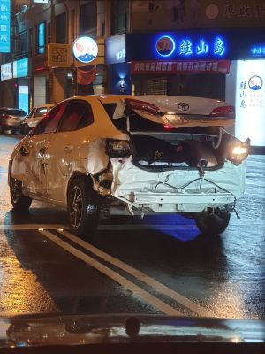 ▲有網友在宜蘭街頭看見一輛傷痕累累的轎車，傻眼直呼「驚呼從旁開過要小心」。（圖／翻攝自「宜蘭知識＋」臉書）