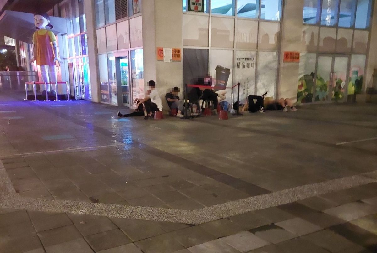 ▲有網友目睹昨（14）晚就有民眾到電信門市外排隊等待，畫面曝光也引起關注。（圖／翻攝《爆廢公社》）