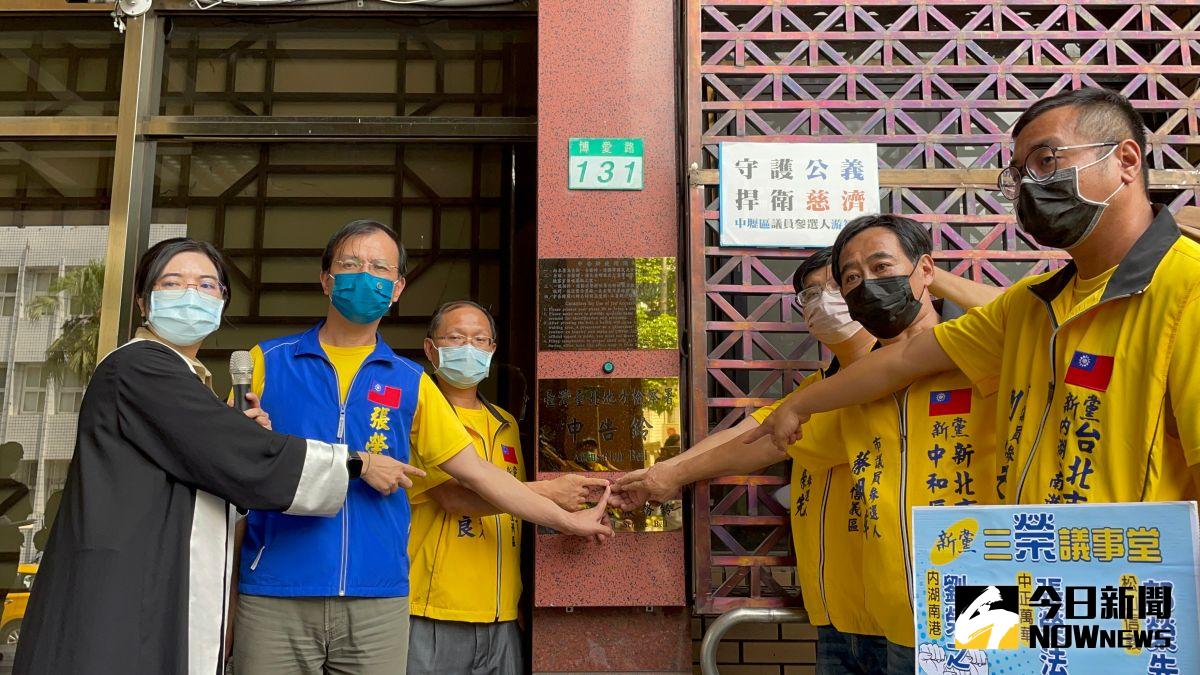 ▲新黨發言人陳麗玲（左）與新黨多位議員候選人15日到北檢對周玉蔻按鈴提告涉嫌公然侮辱、誹謗（圖／記者潘千詩攝，2022.09.15）