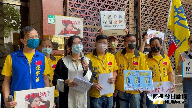 ▲新黨發言人陳麗玲(左)與新黨多位議員候選人15日到北檢對周玉蔻按鈴提告涉嫌公然侮辱、誹謗(圖/記者潘千詩攝,2022.09.15)