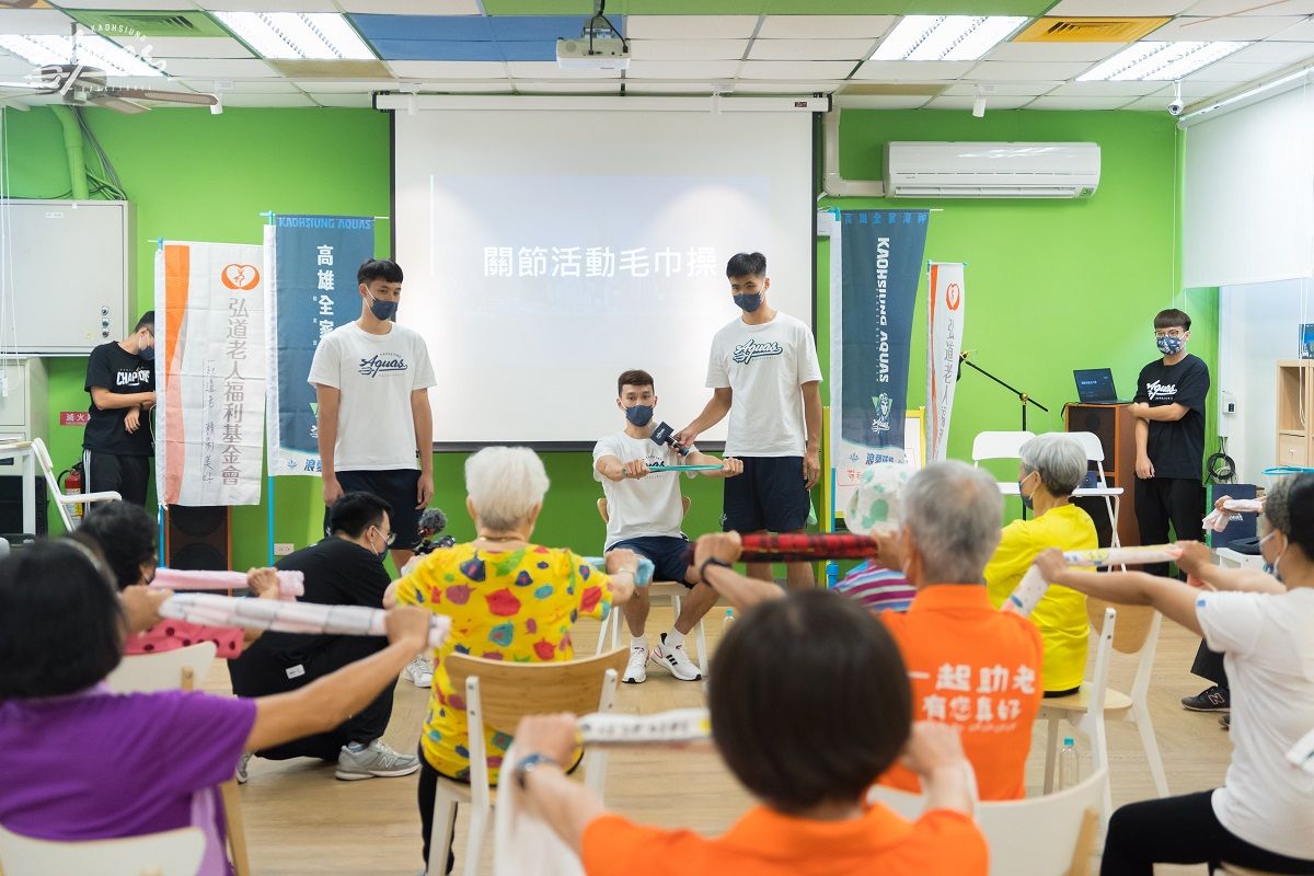 ▲高雄全家海神隊（左至右）吳曉謹、余純安、王詠誠教學健身操。（圖／高雄全家海神隊提供）