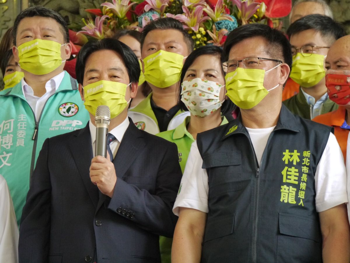 ▲副總統賴清德前往板橋深丘福德宮與民進黨新北市長候選人林佳龍合體參香，致詞指被雜誌評比五星級的侯友宜在重要的施政指標卻是不斷退步。（圖 ／記者吳嘉億攝，2022.9.15）